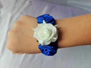 K4 * Kotylion, bukiecik na rękę z trzema różyczkami - różne kolory