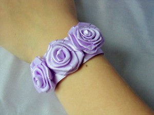 K5 * różne kolory * Kotylion, bukiecik na rękę z trzema satynowymi różyczkami 