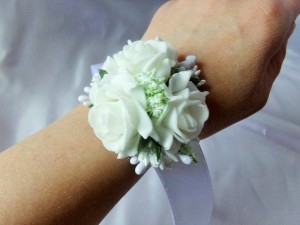 K6 * Kotylion, bukiecik na rękę z trzema piankowymi różyczkami. 