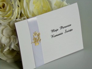 Zaproszenie na Pierwszą Komunię Świętą z białą wstążką i złotym kielichem