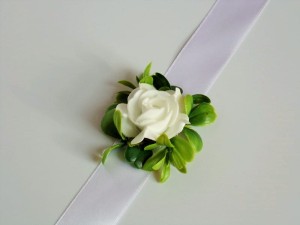 K10 * Kotylion, bukiecik na rękę z białą różyczką