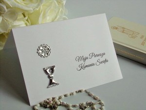 Zaproszenie na Pierwszą Komunię Świętą ze srebrnym kielichem i hostią