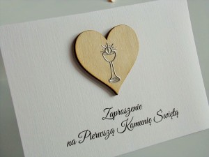 Zaproszenie na Pierwszą Komunię Świętą z sercem i srebrnym kielichem.