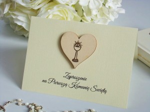 Zaproszenie na Pierwszą Komunię Świętą z sercem i złotym kielichem. 