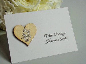 Zaproszenie na Pierwszą Komunię Świętą z sercem i srebrnym kielichem. 