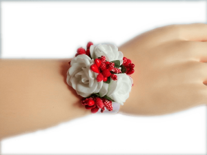 K14 * Kotylion, bukiecik na rękę z białymi różyczkami na ślub, studniówkę - różne kolory