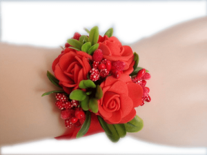 K16 *Kotylion, bukiecik na rękę z czerwonymi różami na ślub, studniówkę