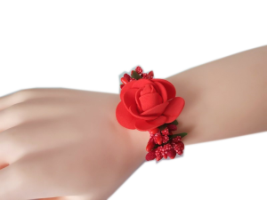 K22 _E * Kotylion na rękę na ślub, studniówkę, połowinki z czerwoną różyczką i czerwonymi dodatkami