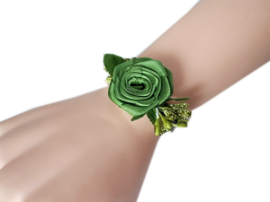 K23 _A * Zielony kotylion na rękę na ślub, studniówkę, połowinki z satynową różyczką i dodatkami