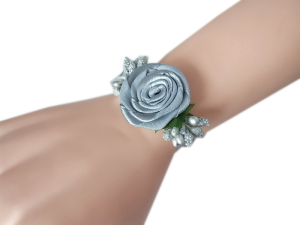 K23 _B * Srebrny kotylion na rękę na ślub, studniówkę, połowinki z satynową różyczką i dodatkami 