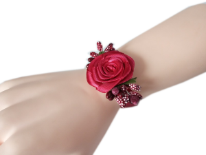 K23 _C  * Bordowy kotylion na rękę na ślub, studniówkę, połowinki z satynową różyczką i dodatkami 