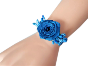 K23 _D  * Niebieski kotylion na rękę na ślub, studniówkę, połowinki z satynową różyczką i dodatkami  