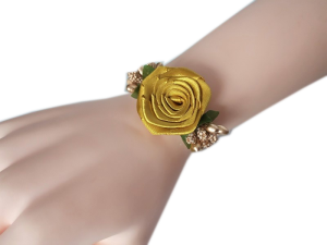 K23 _G  * Złoty kotylion na rękę na ślub, studniówkę, połowinki z satynową różyczką i dodatkami 