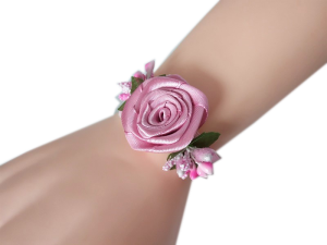 K23 _H  * Jasnoróżowy kotylion na rękę na ślub, studniówkę, połowinki z satynową różyczką i dodatkami 