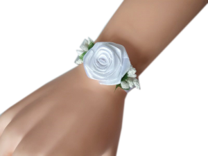 K23 _J  * Biały kotylion na rękę na ślub, studniówkę, połowinki z satynową różyczką i dodatkami 