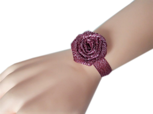 K24 _N  * Malinowy amarant ze srebrnym połyskiem - kotylion na rękę na ślub, studniówkę, połowinki 