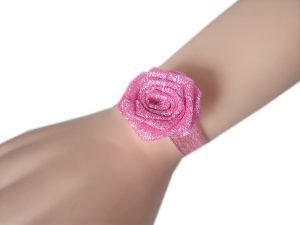 K24 _R  * Różowy ze srebrnym połyskiem kotylion na rękę na ślub, studniówkę, połowinki 