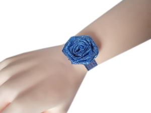 K24 _S  * Niebieski ze srebrnym połyskiem kotylion na rękę na ślub, studniówkę, połowinki 