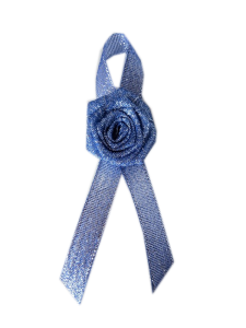 PR24 _S * Niebieska ze srebrnym połyskiem przypinka, butonierka z różyczką