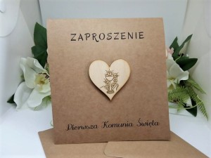 ZK32B * Zaproszenie na Pierwszą Komunię Świętą z drewnianym sercem i złotym kielichem 
