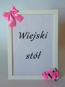 Wiejski stół - ramka z napisem z różami i kokardką