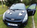 TOPASS-DEKORACJE-slubna-dekoracja-na samochod-do-slubu-z-bialych-roz-i-ratanu.jpg