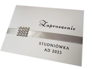 ZT19 * Białe zaproszenie na Studniówkę ze srebrną wstążką i błyszczącym elementem dekoracyjnym