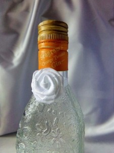Ozdoba na butelki z alkoholem - satynowa różyczka 