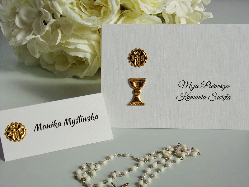 Zaproszenie na Pierwszą Komunię Świętą ze złotym kielichem i hostią z winietką